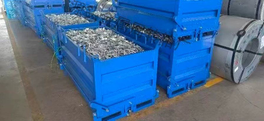 廠區內整排藍色重型金屬周轉箱，裝滿金屬廢料