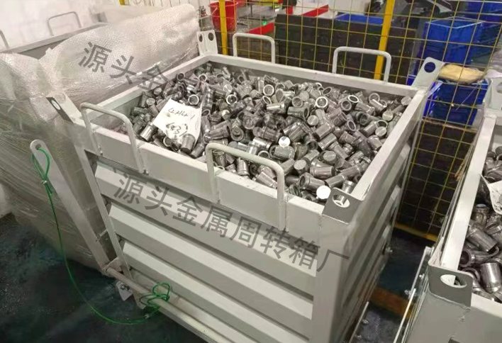 白色重型金屬周轉箱裝滿機加工金屬零件