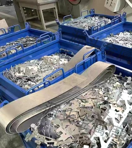 藍色重型金屬周轉箱裝滿沖壓鐵屑
